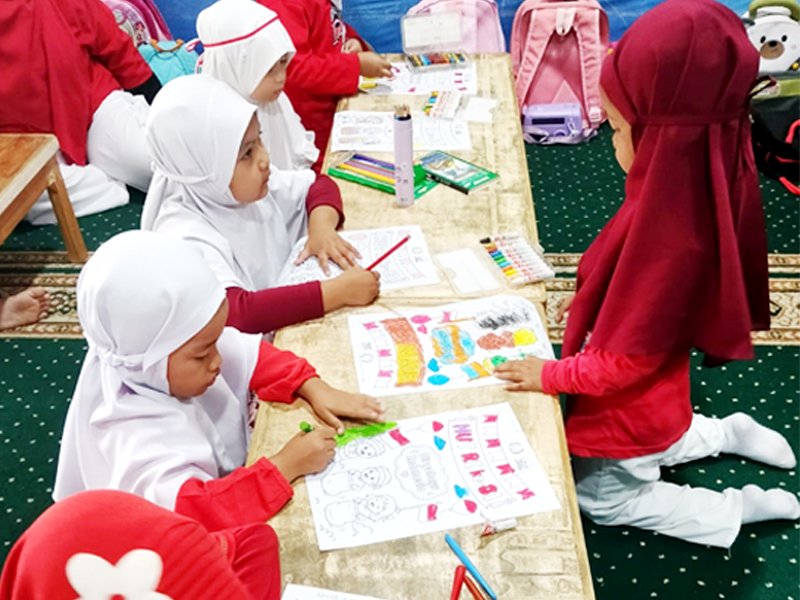 Menyemai Merdeka di Tangan-Tangan Mungil: Saat Krayon dan Bendera Kecil Menuliskan Masa Depan Indonesia