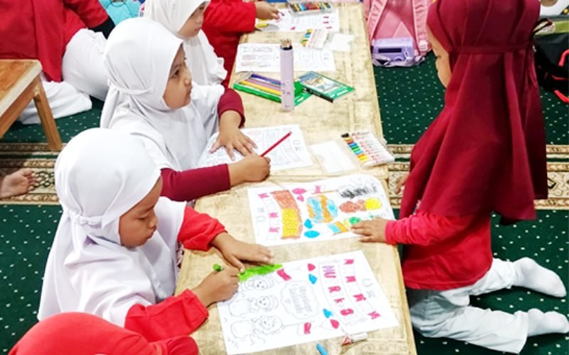 Menyemai Merdeka di Tangan-Tangan Mungil: Saat Krayon dan Bendera Kecil Menuliskan Masa Depan Indonesia